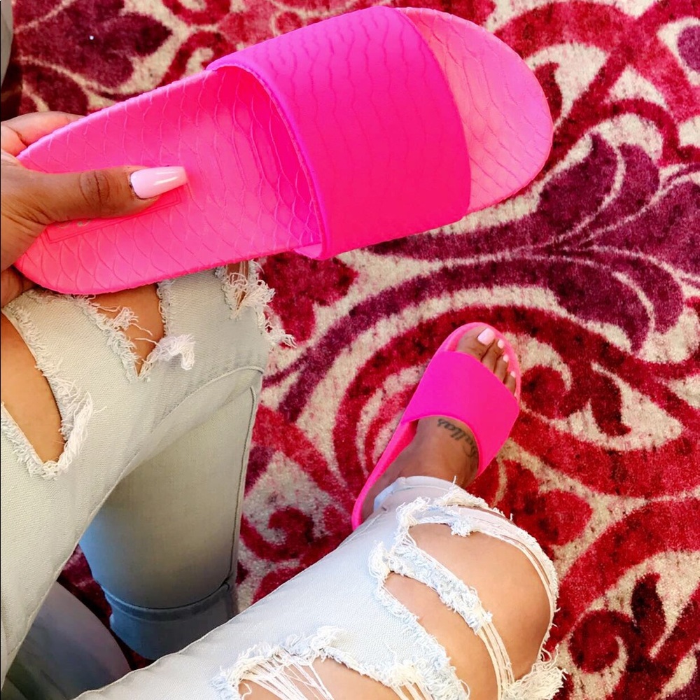 Ladies fuchsia slip on sandal